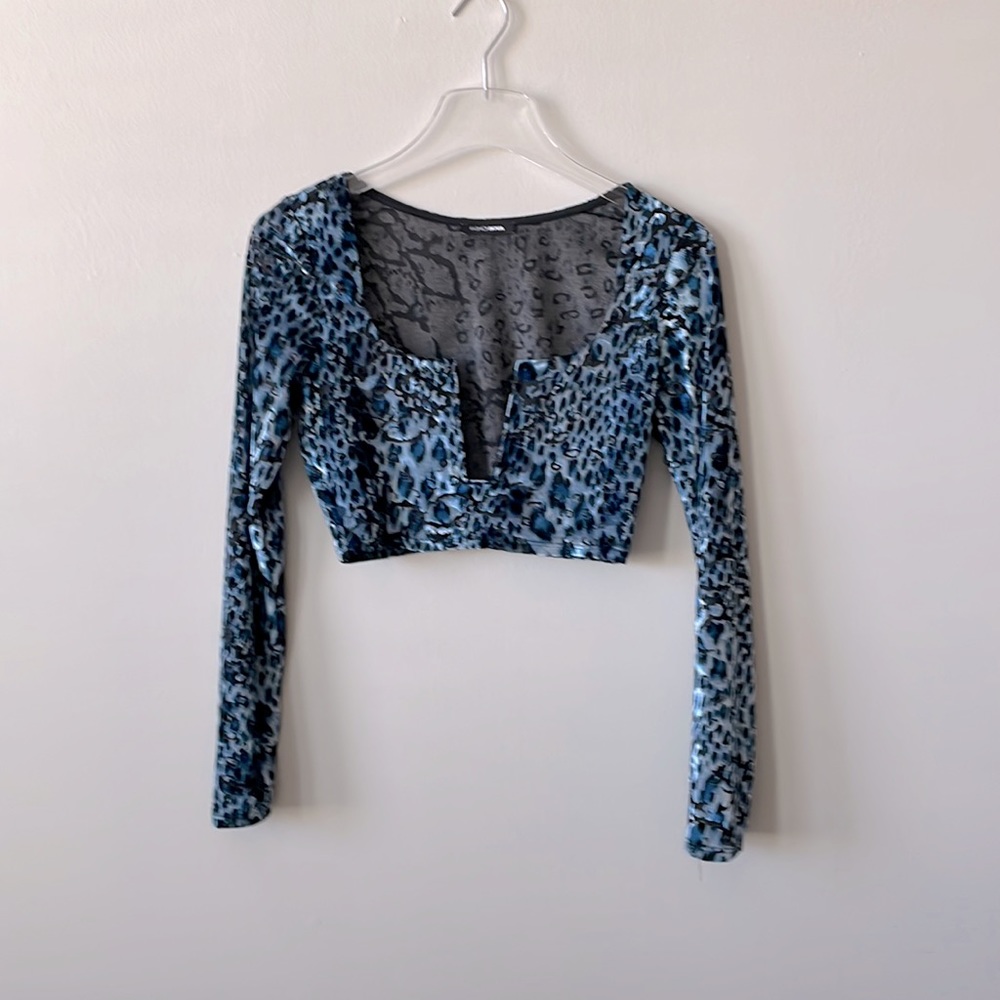 💜 7 for $15 💜 wire crop top blue leopard